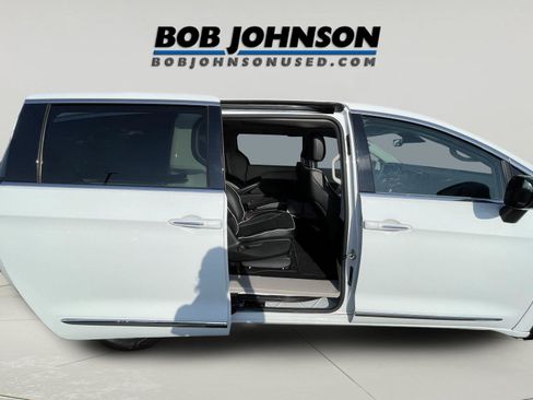 Used 2023 Chrysler Pacifica Limited FWD image 33
