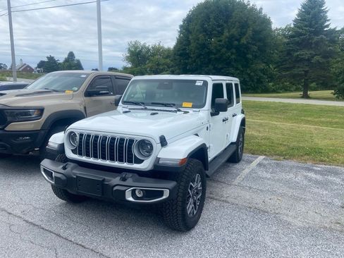 Used 2026 Jeep Wrangler Unlimited Sahara AWD/4WD image 3