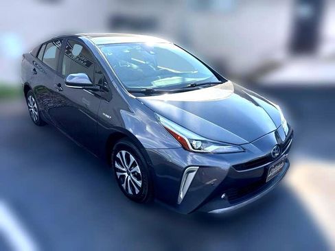 Used 2020 Toyota Prius LE image 1