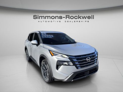 Used 2024 Nissan Rogue SV image 3