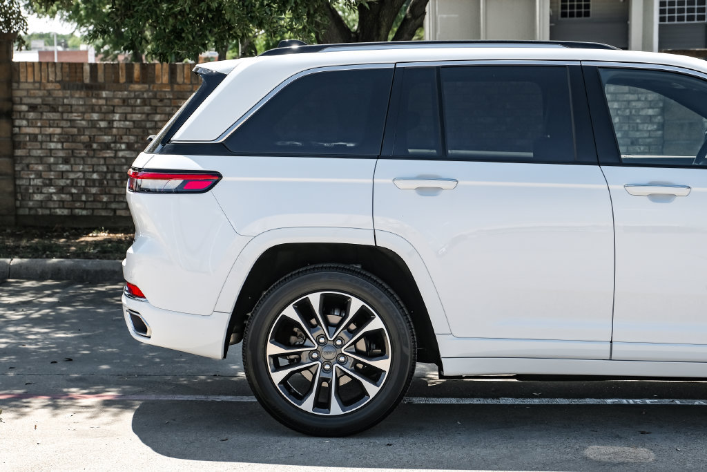 Used 2023 Jeep Grand Cherokee Overland AWD/4WD image 16