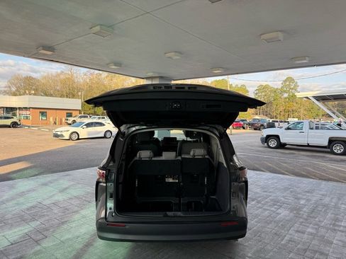 Used 2024 Toyota Sienna LE image 8