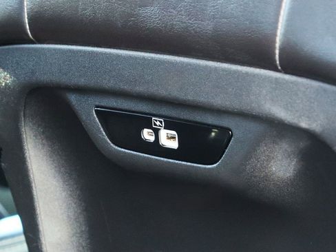 Used 2023 Chrysler Pacifica Touring-L image 30