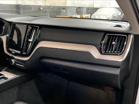 Used 2022 Volvo XC60 B5 Inscription w/ Advanced Package image 17