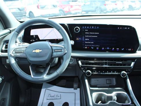 Used 2025 Chevrolet Traverse LT FWD image 23