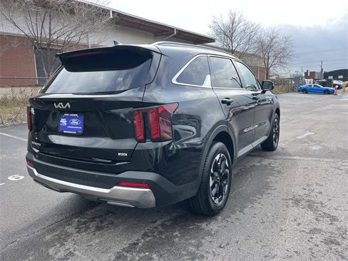 Used 2024 Kia Sorento S image 3