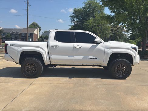 Used 2024 Toyota Tacoma TRD Sport w/ TRD Sport Upgrade Package AWD/4WD image 2