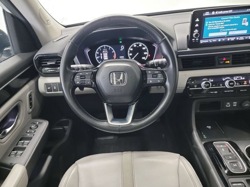 Used 2025 Honda Pilot Touring image 16