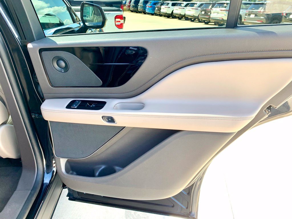 Used 2022 Lincoln Aviator Reserve w/ Equipment Group 201A AWD/4WD image 27