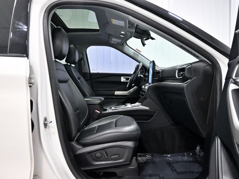 Used 2021 Ford Explorer XLT w/ Equipment Group 202A AWD/4WD image 28