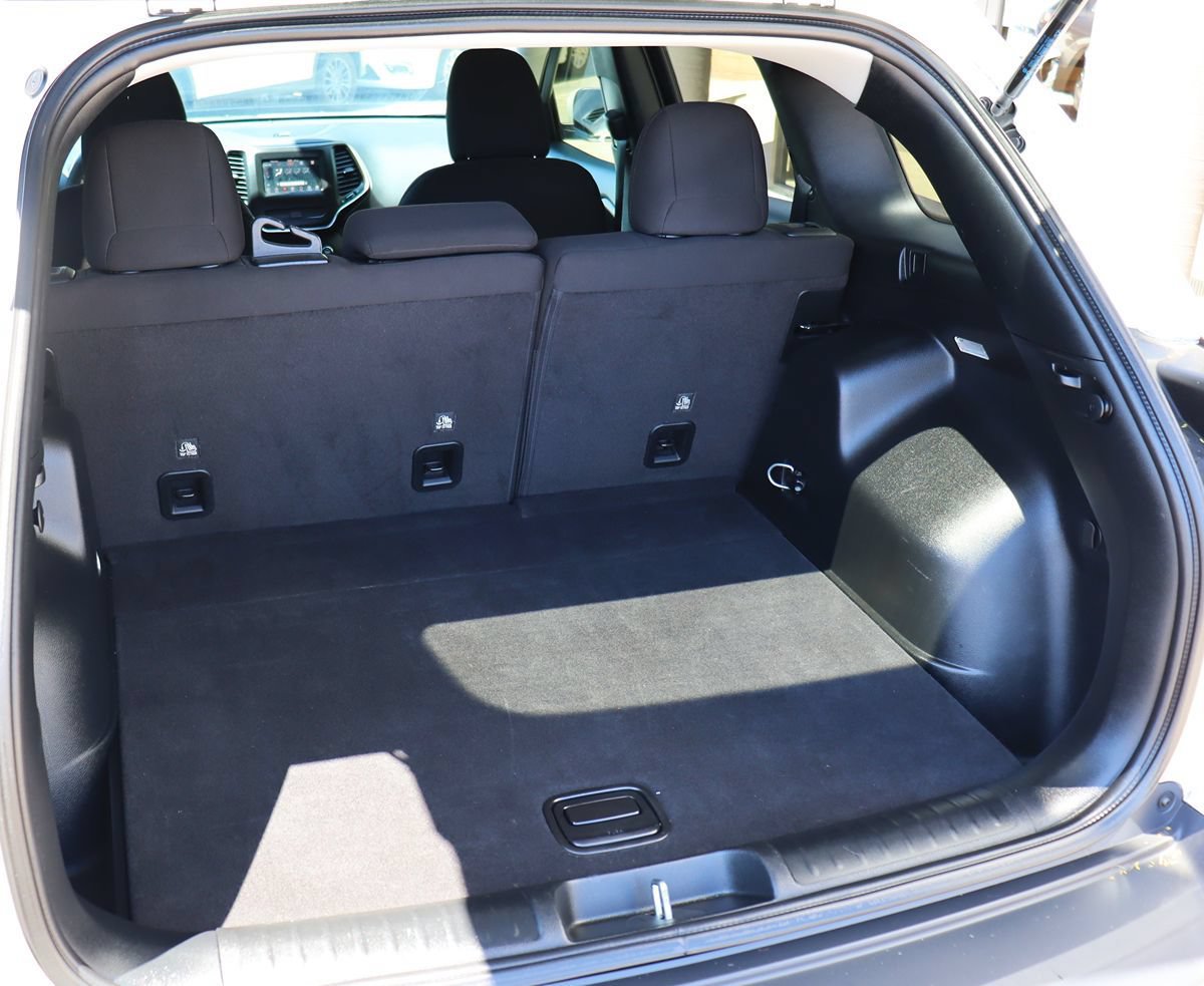 Used 2020 Jeep Cherokee Latitude FWD image 25