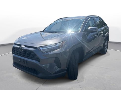 Used 2025 Toyota RAV4 XLE AWD/4WD image 2