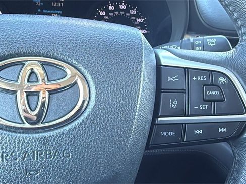 Used 2023 Toyota Sienna XLE image 23