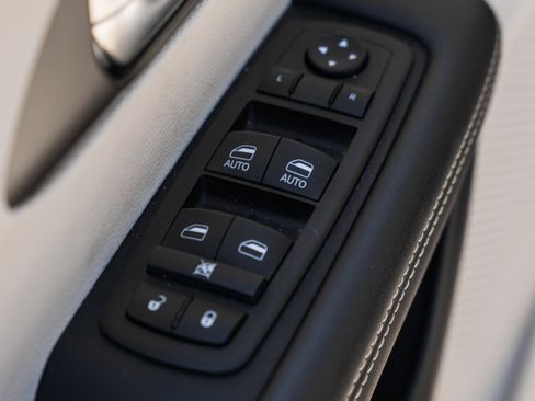 Used 2024 Chrysler Pacifica Touring-L image 21