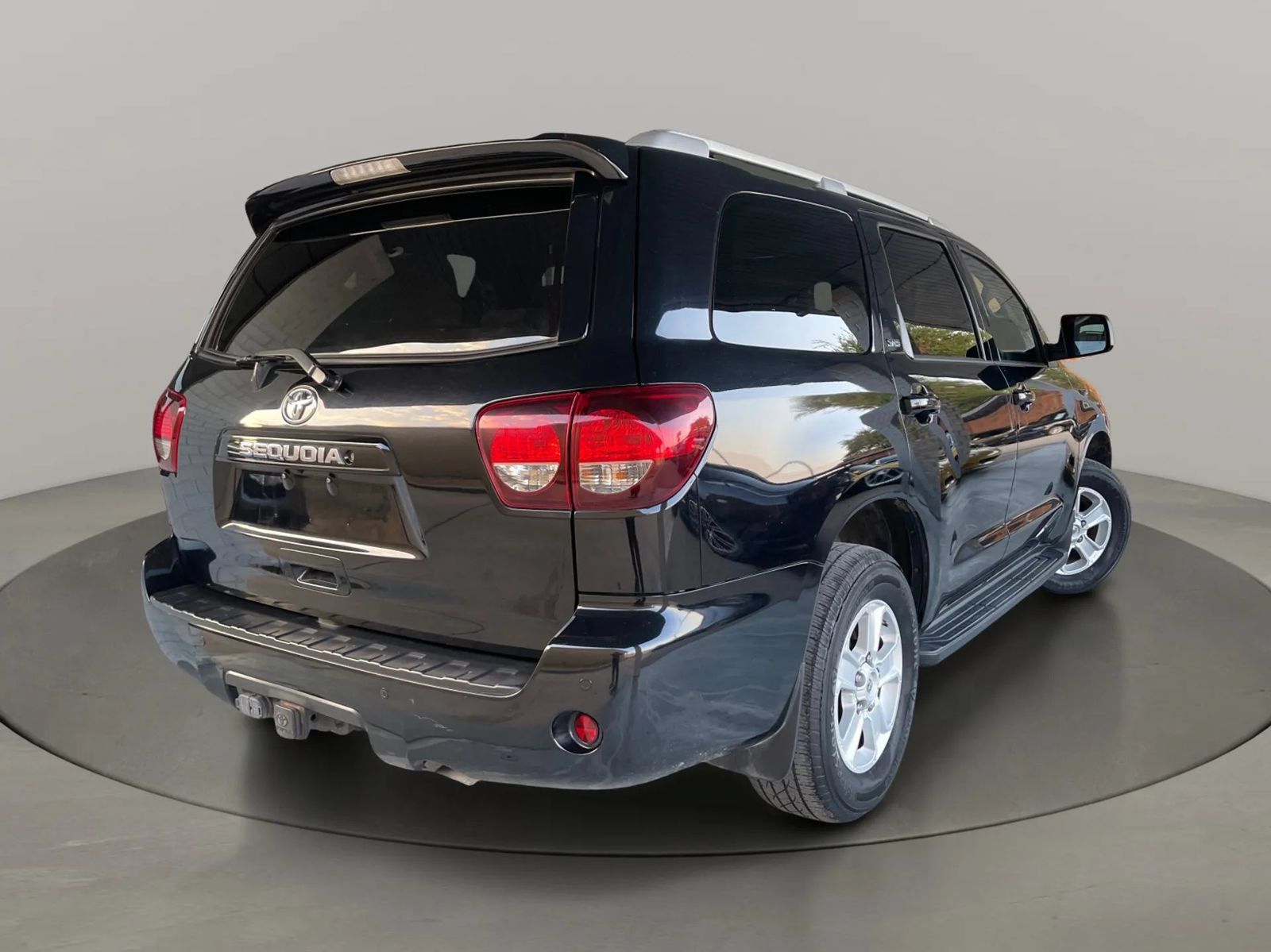 Used 2018 Toyota Sequoia SR5 RWD image 5