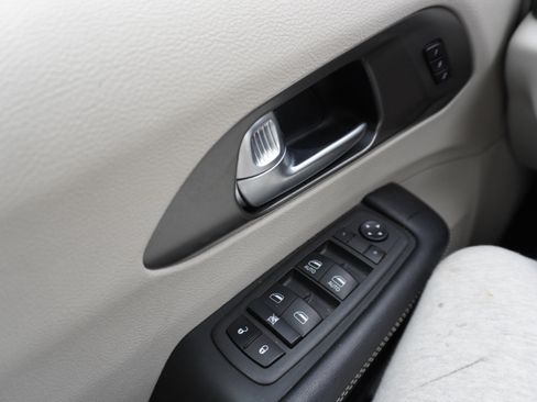 Used 2022 Chrysler Pacifica Touring-L image 28