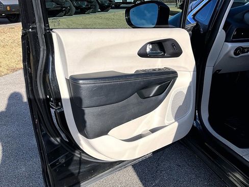 Used 2020 Chrysler Pacifica Limited image 22