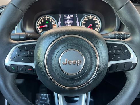 Used 2018 Jeep Renegade Latitude FWD image 24