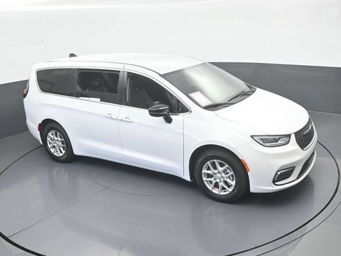 Used 2025 Chrysler Pacifica Select FWD image 48