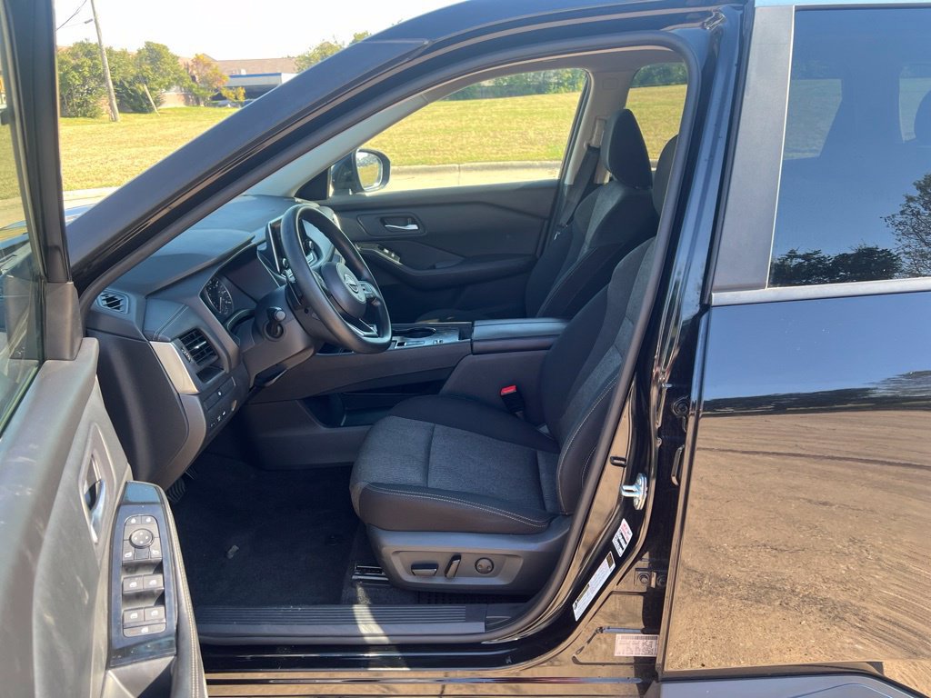 Used 2024 Nissan Rogue SV FWD image 3