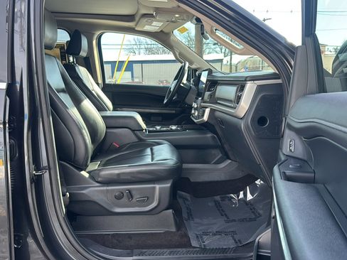 Used 2023 Ford Expedition XLT image 14