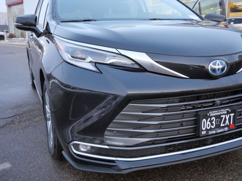 Certified 2023 Toyota Sienna Platinum image 17