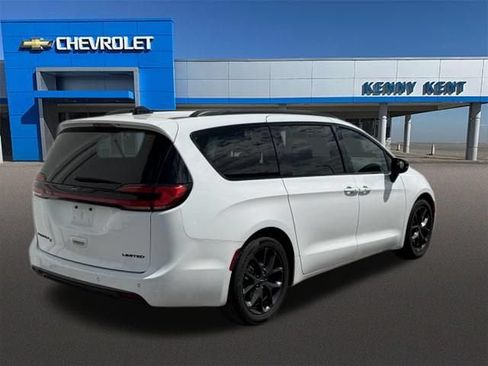 Used 2025 Chrysler Pacifica Limited FWD image 5