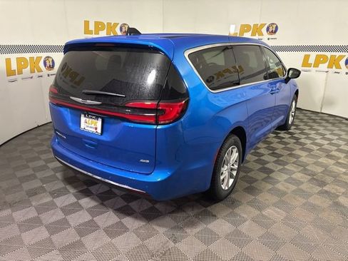 New 2026 Chrysler Pacifica Select AWD/4WD image 3