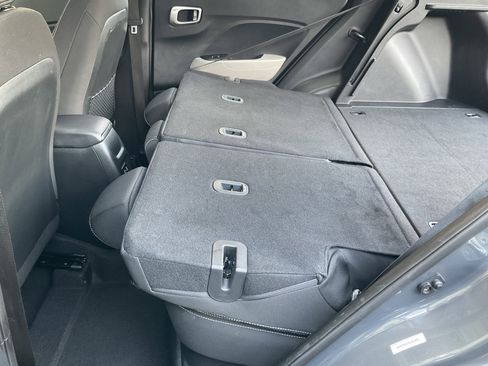 Used 2025 Hyundai Venue SEL FWD image 41