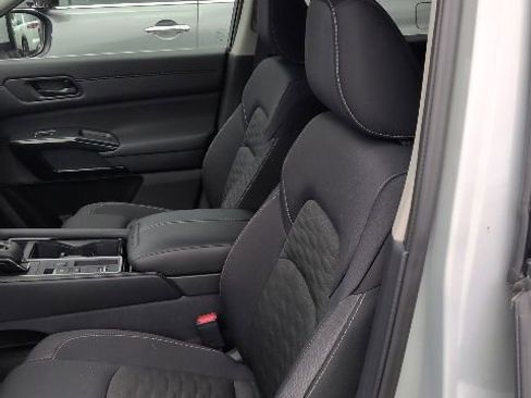 Certified 2025 Nissan Pathfinder SV FWD image 9