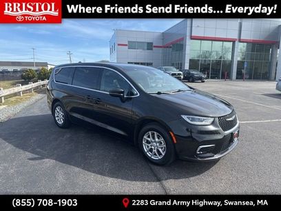 Used 2025 Chrysler Pacifica Select