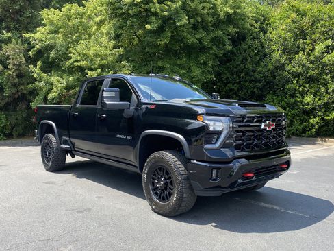 Used 2024 Chevrolet Silverado 2500 ZR2 w/ Technology Package image 2