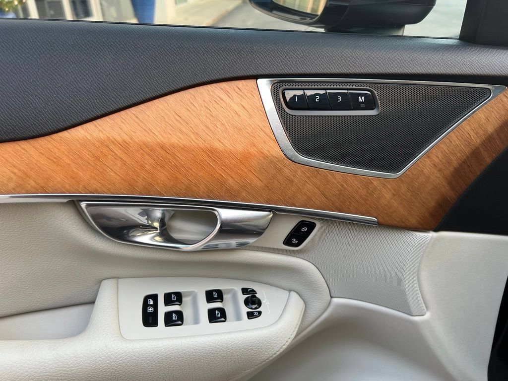 Used 2021 Volvo XC90 T6 Momentum w/ Climate Package AWD/4WD image 11
