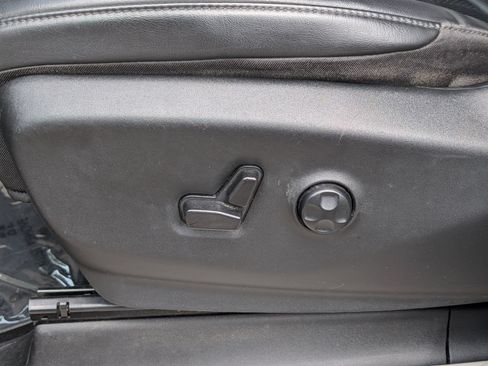 Used 2023 Chrysler Pacifica Touring-L FWD image 16