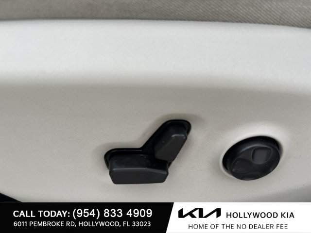 Used 2021 Chrysler Pacifica Touring-L FWD image 14