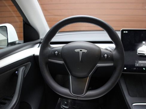 Used 2022 Tesla Model Y Long Range image 22