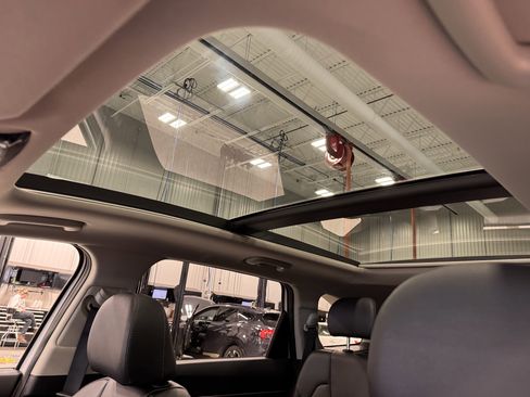 Certified 2022 Kia Sorento S w/ Panoramic Sunroof Package image 18