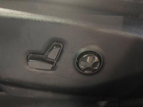 Used 2025 Chrysler Pacifica Limited image 24