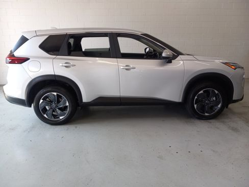 Used 2025 Nissan Rogue SV AWD/4WD image 2