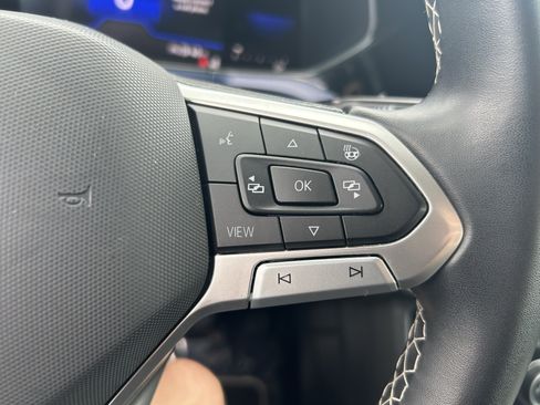 Used 2023 Volkswagen Taos SE w/ Black Wheel Package image 17