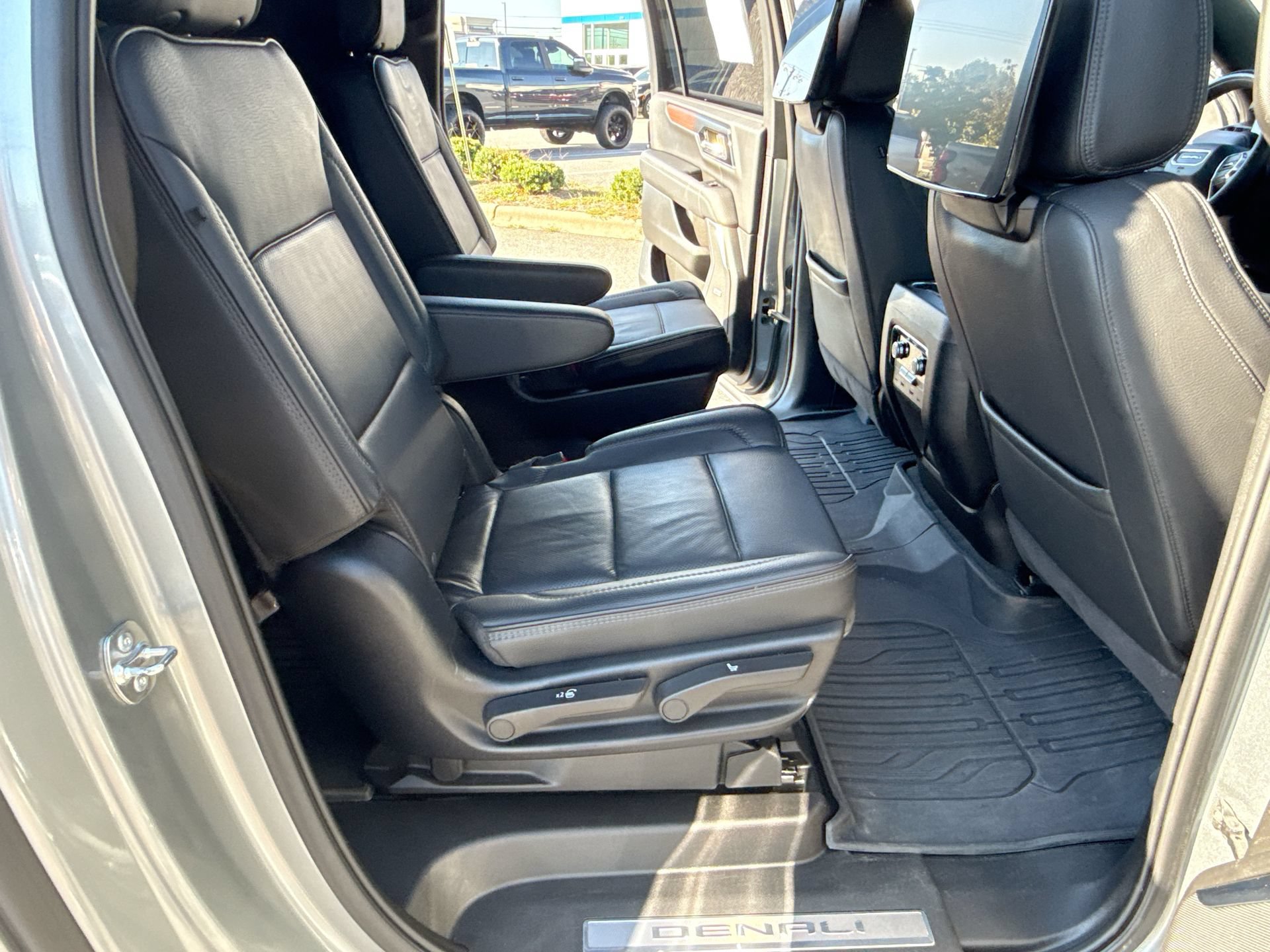 Certified 2025 GMC Yukon XL Denali w/ Denali Reserve Package AWD/4WD image 30