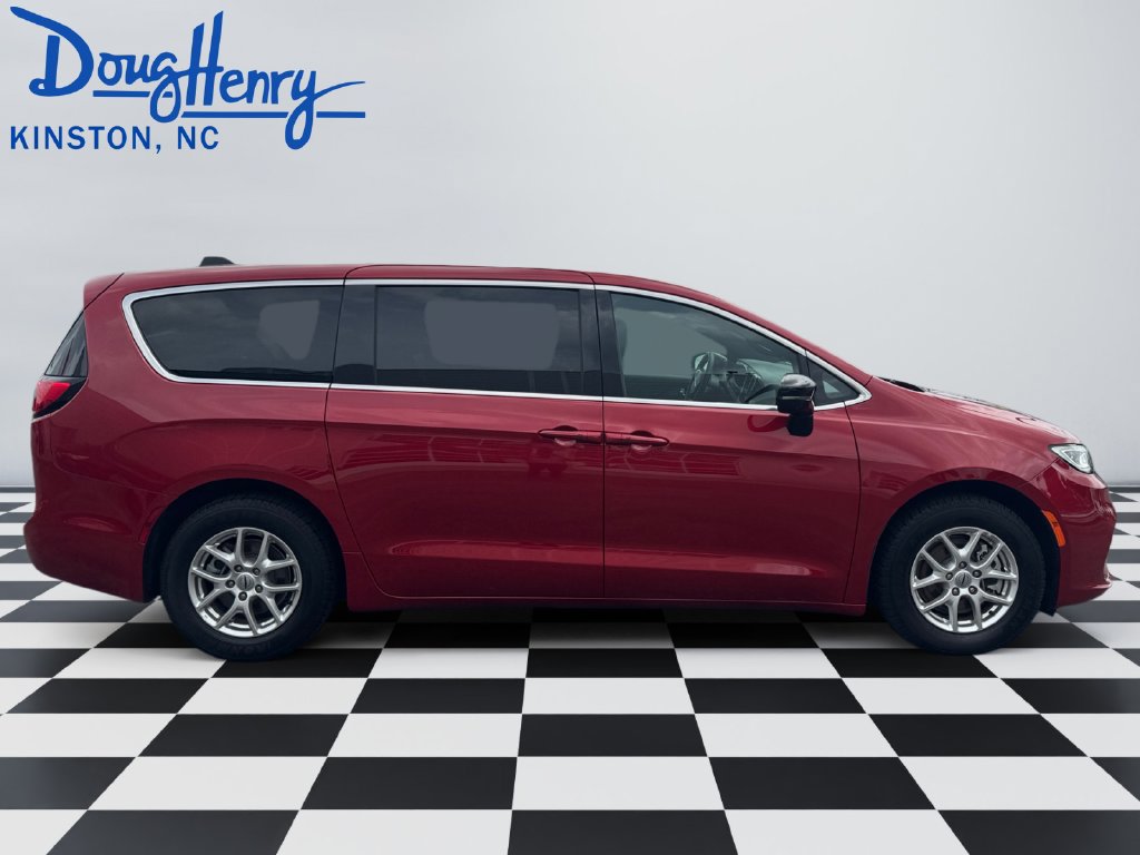 Used 2025 Chrysler Pacifica Select FWD image 6