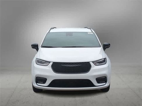 New 2026 Chrysler Pacifica Select image 3