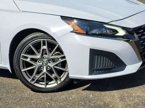 Used 2024 Nissan Altima 2.0 SR image 9