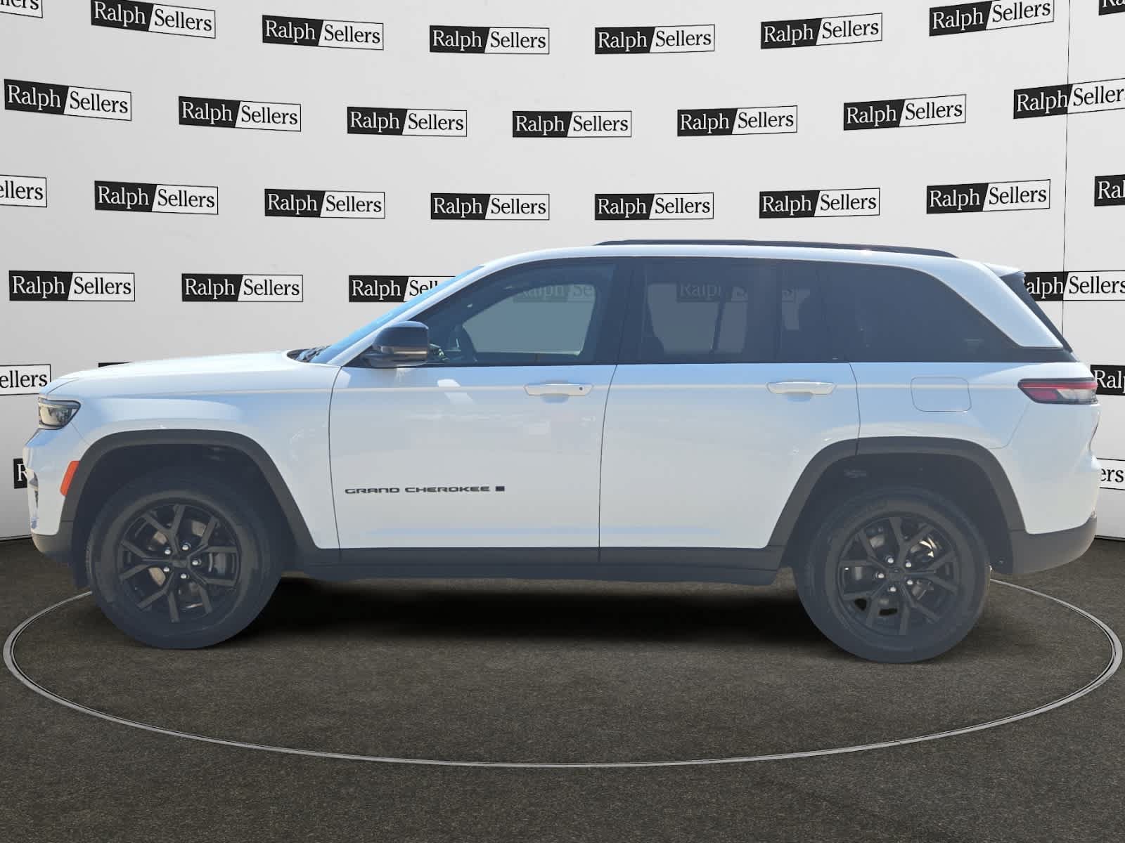 Used 2025 Jeep Grand Cherokee Altitude AWD/4WD image 3