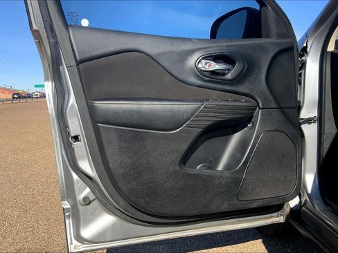 Used 2017 Jeep Cherokee Sport image 21