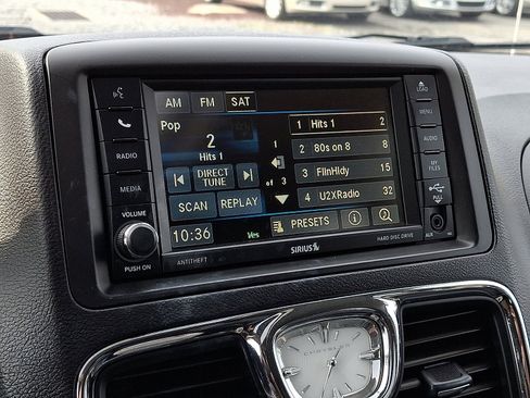 Used 2016 Chrysler Town & Country Touring-L image 20