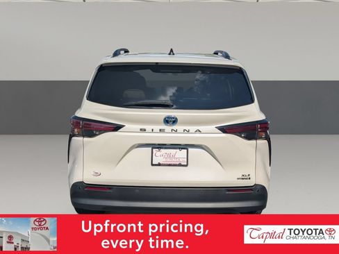 Used 2021 Toyota Sienna XLE FWD image 6