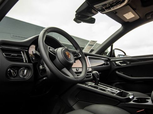 New 2026 Porsche Macan AWD/4WD image 4