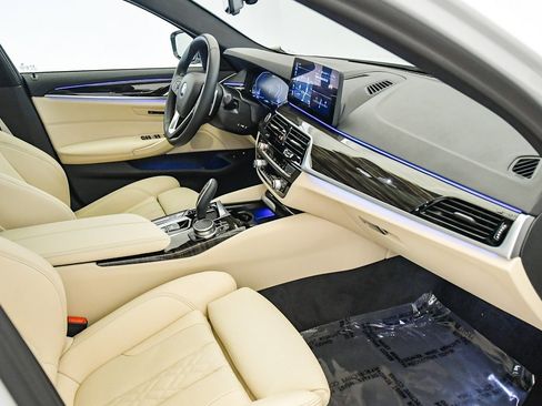 Certified 2023 BMW 530e w/ Convenience Package image 18